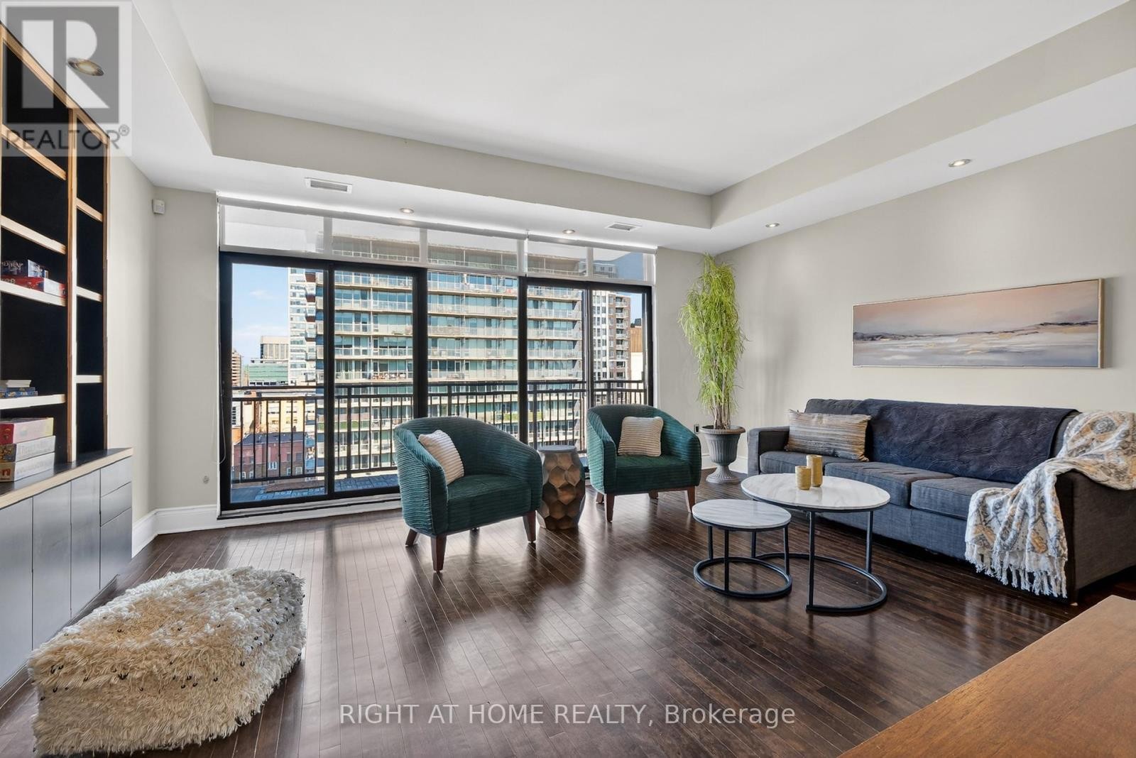 












901 - 374 COOPER STREET

,
Ottawa,




Ontario
K2P2P4

