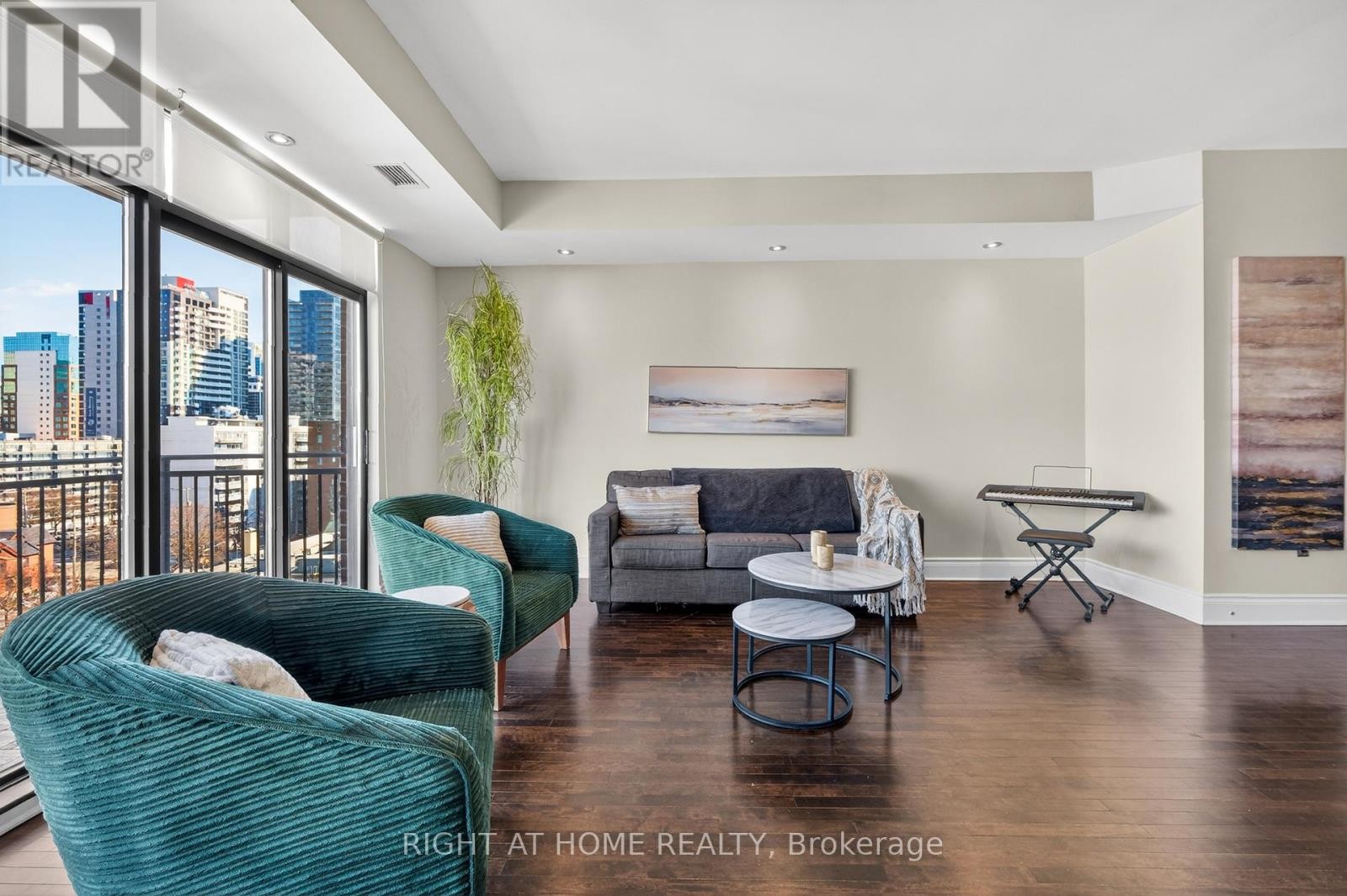 












901 - 374 COOPER STREET

,
Ottawa,




Ontario
K2P2P4

