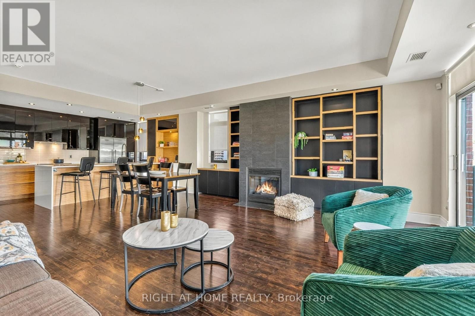 












901 - 374 COOPER STREET

,
Ottawa,




Ontario
K2P2P4

