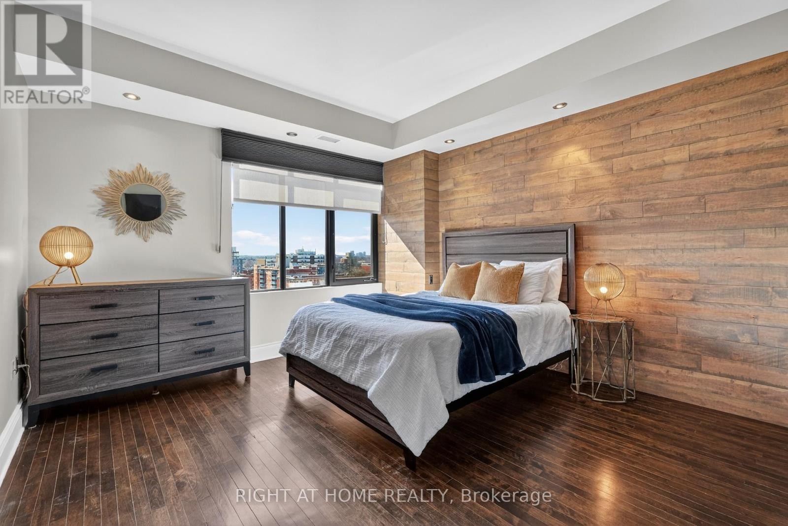 












901 - 374 COOPER STREET

,
Ottawa,




Ontario
K2P2P4


