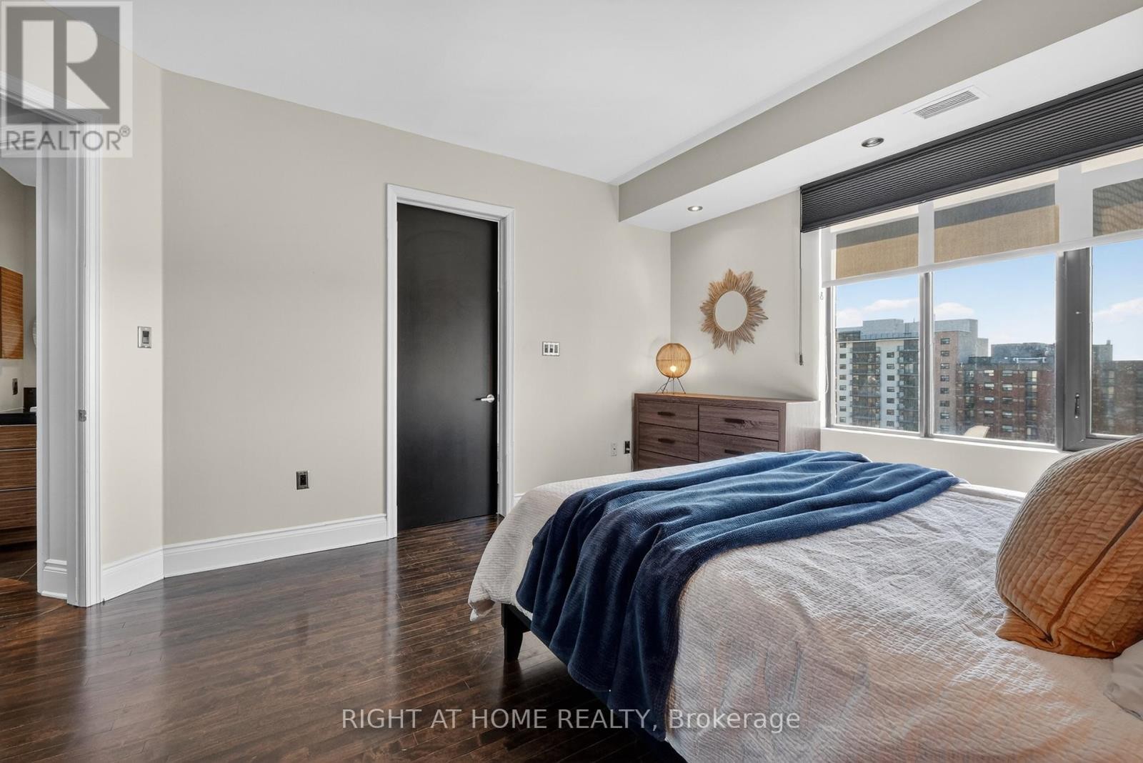 












901 - 374 COOPER STREET

,
Ottawa,




Ontario
K2P2P4

