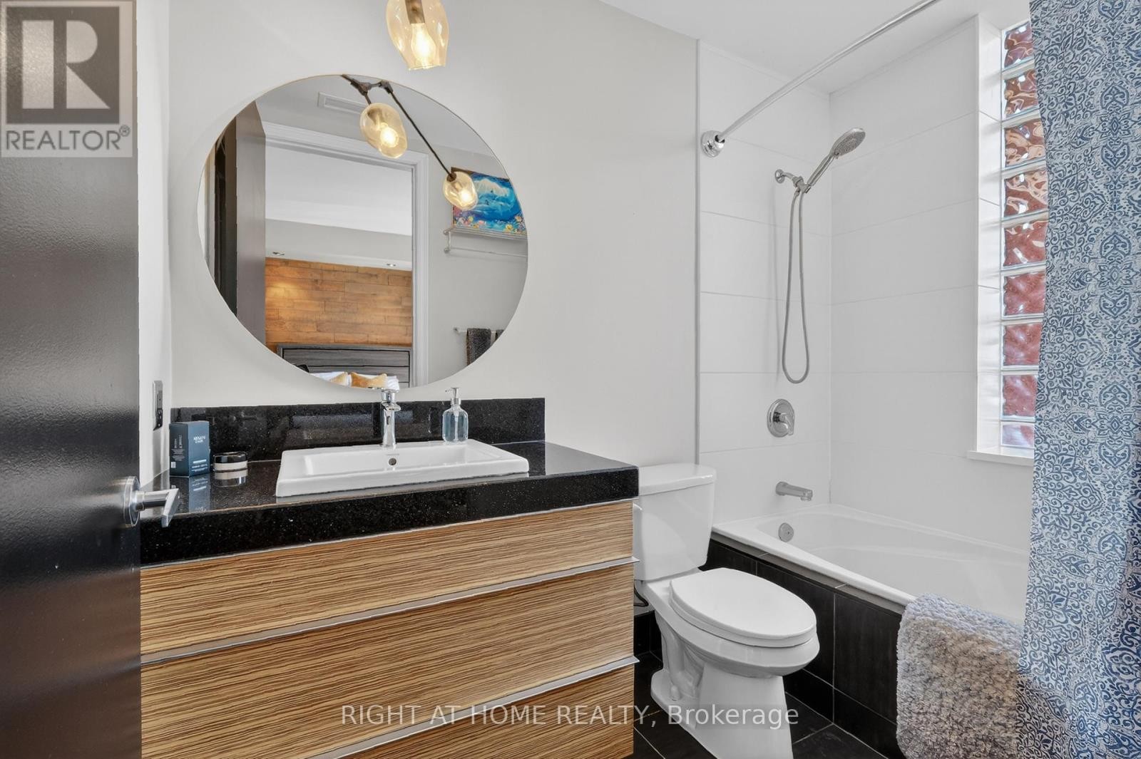 












901 - 374 COOPER STREET

,
Ottawa,




Ontario
K2P2P4

