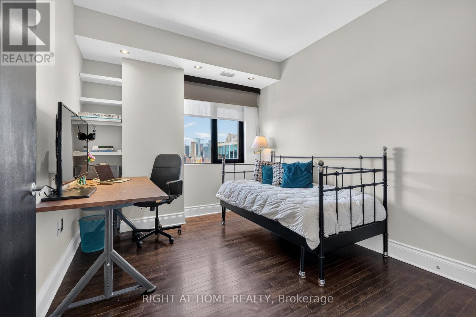 












901 - 374 COOPER STREET

,
Ottawa,




Ontario
K2P2P4

