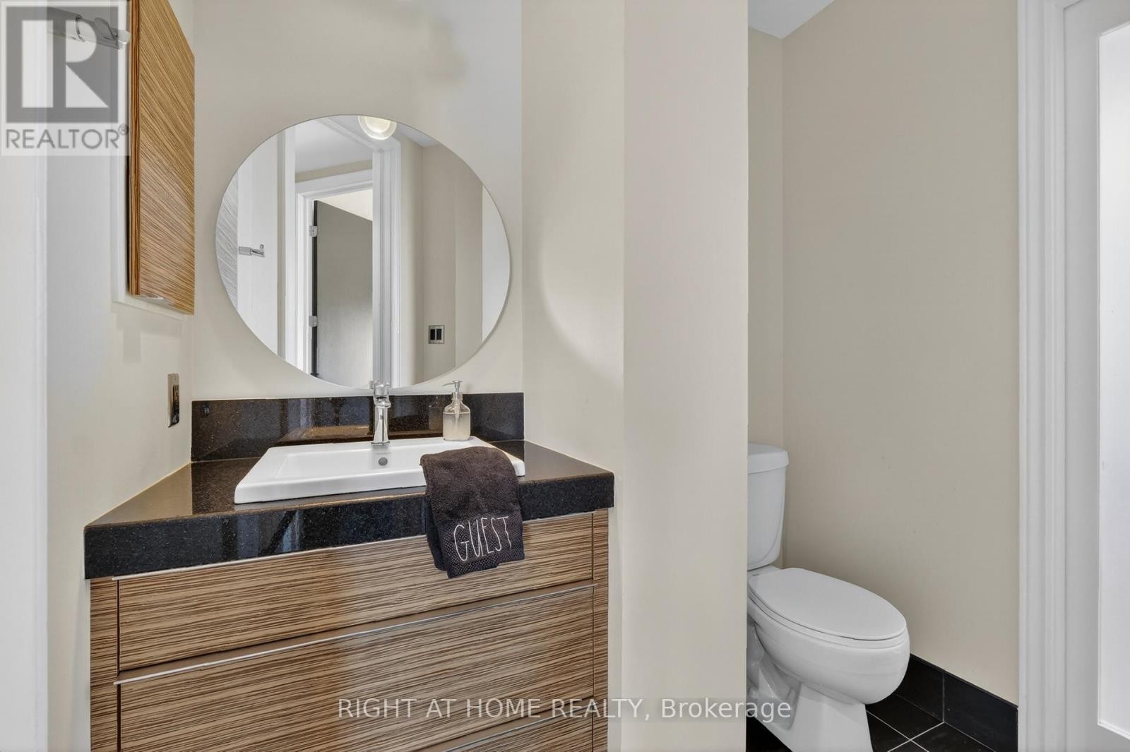 












901 - 374 COOPER STREET

,
Ottawa,




Ontario
K2P2P4

