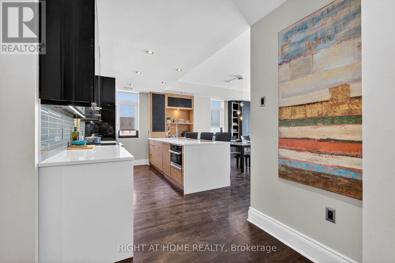 












901 - 374 COOPER STREET

,
Ottawa,




Ontario
K2P2P4

