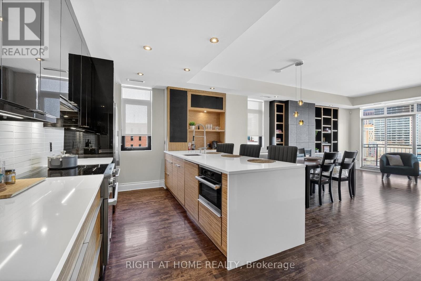 












901 - 374 COOPER STREET

,
Ottawa,




Ontario
K2P2P4

