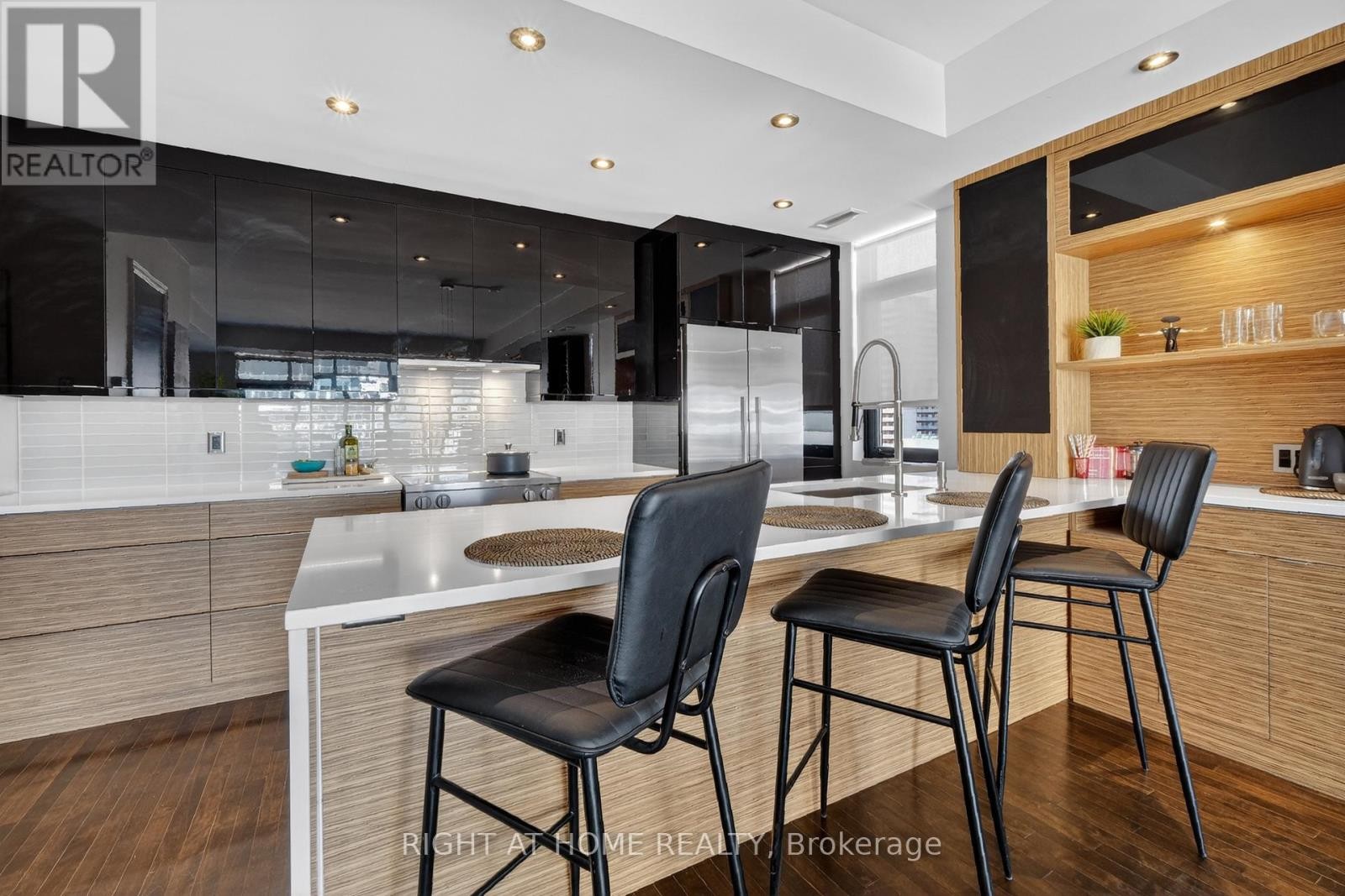 












901 - 374 COOPER STREET

,
Ottawa,




Ontario
K2P2P4

