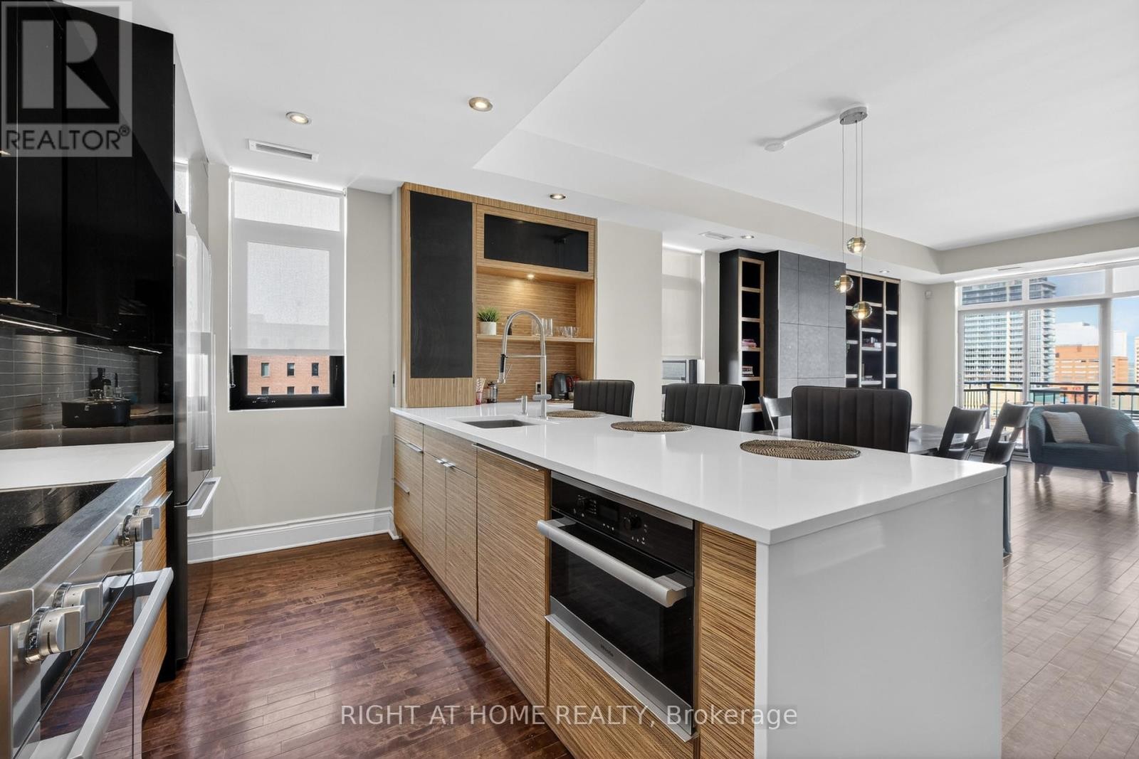 












901 - 374 COOPER STREET

,
Ottawa,




Ontario
K2P2P4

