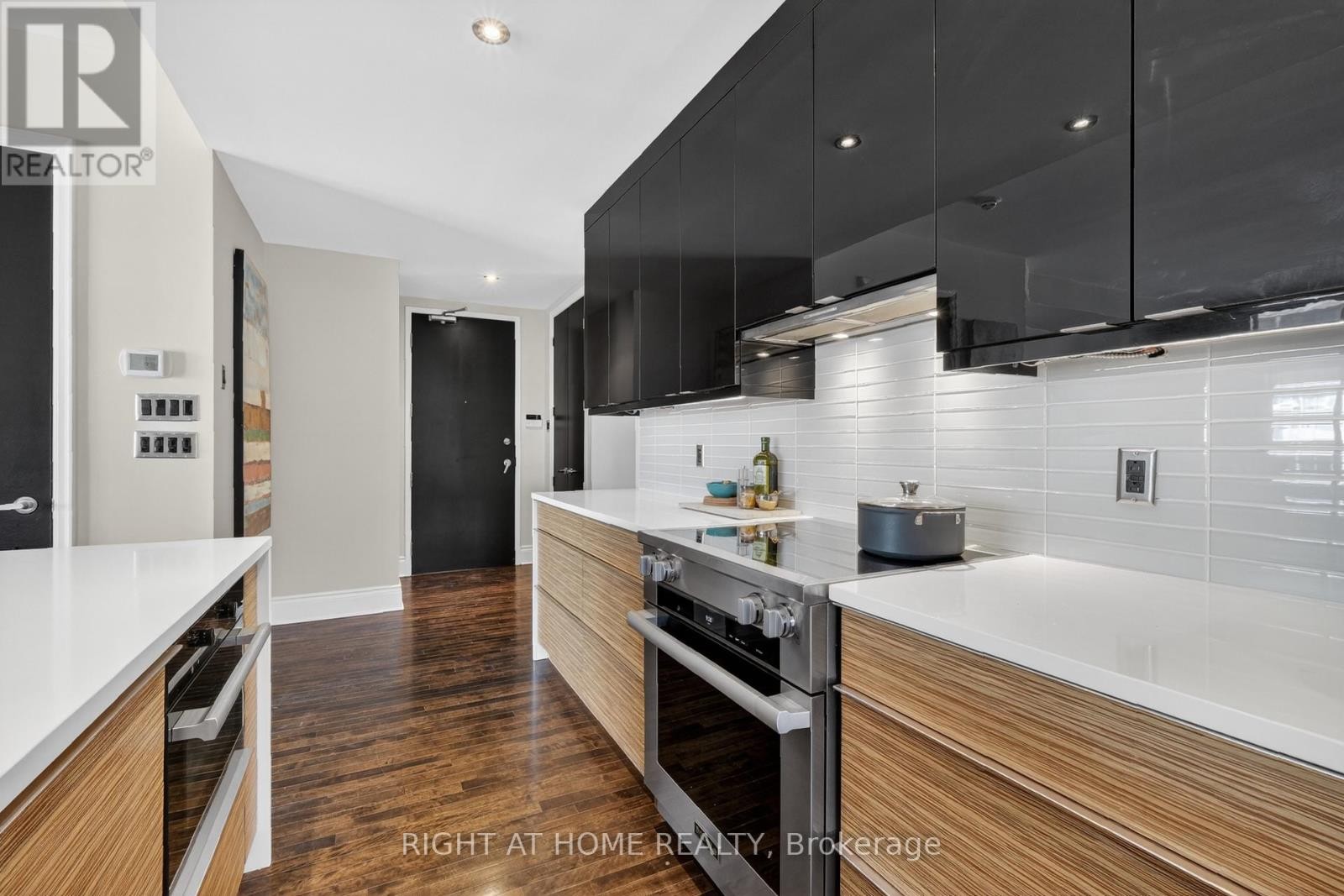 












901 - 374 COOPER STREET

,
Ottawa,




Ontario
K2P2P4

