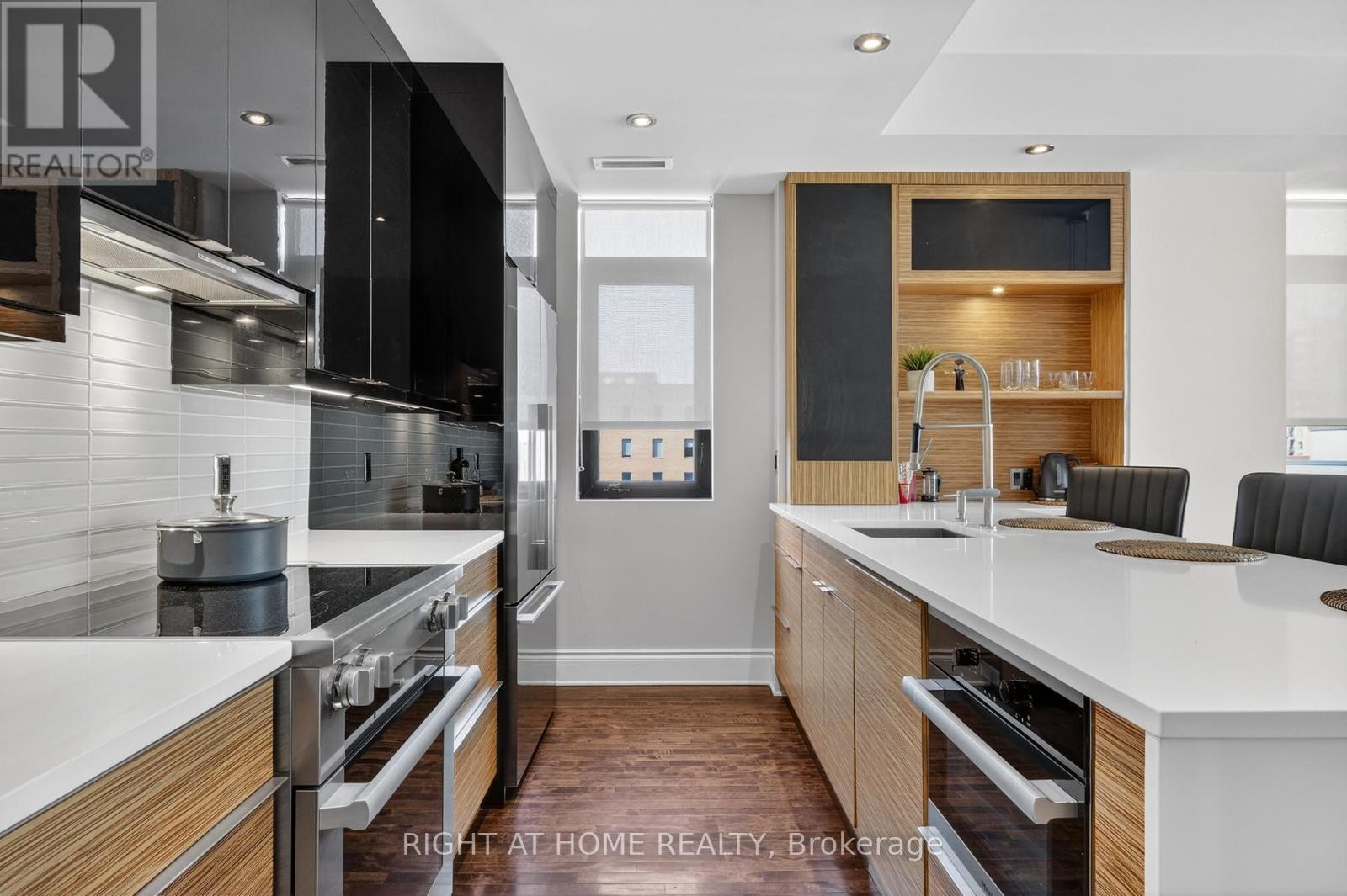 












901 - 374 COOPER STREET

,
Ottawa,




Ontario
K2P2P4

