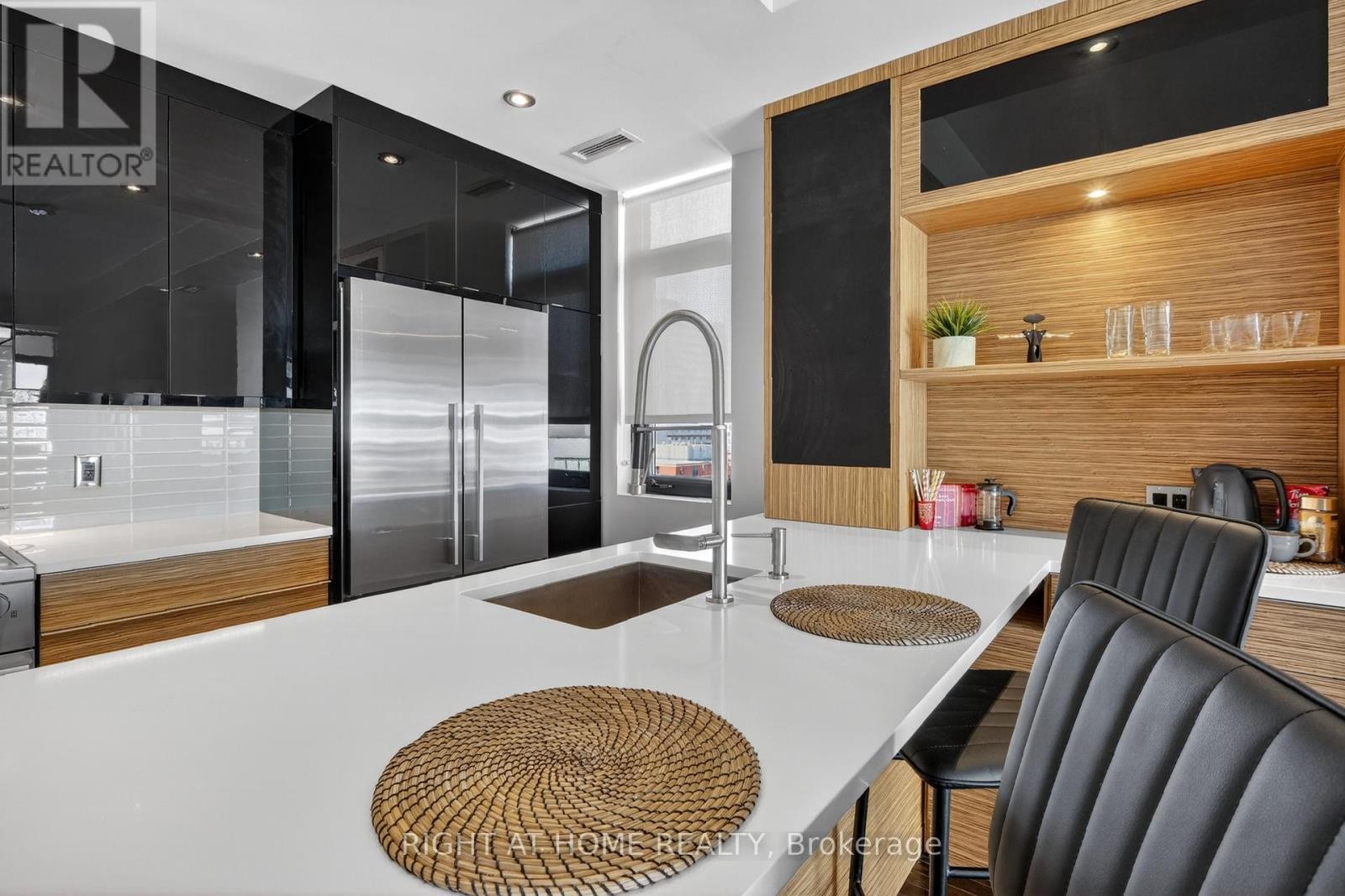 












901 - 374 COOPER STREET

,
Ottawa,




Ontario
K2P2P4

