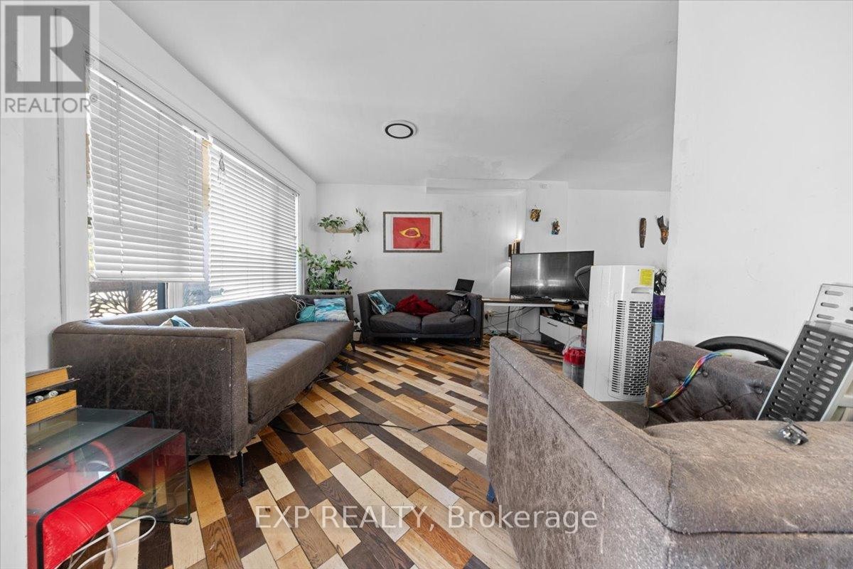 












297 CYR AVENUE

,
Ottawa,




Ontario
K1L7N6

