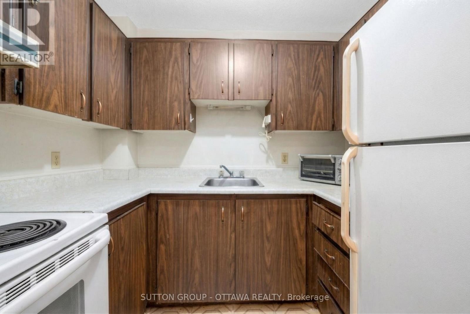












1112 ST PIERRE STREET

,
Ottawa,




Ontario
K1C1L5

