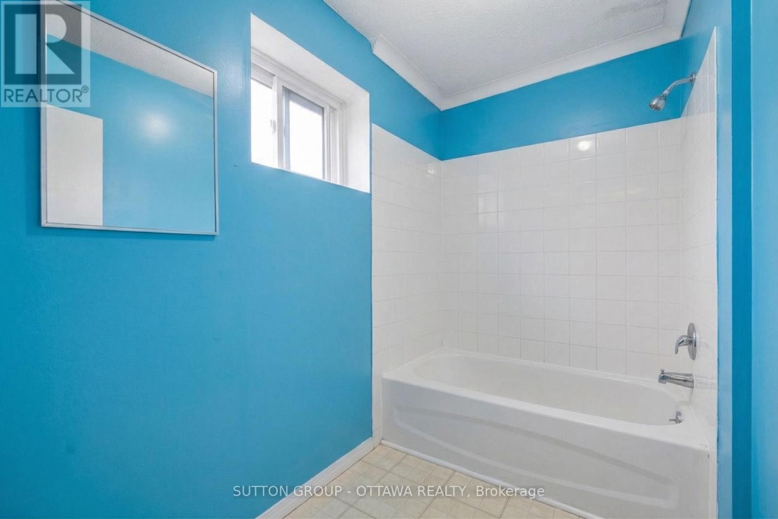 












1112 ST PIERRE STREET

,
Ottawa,




Ontario
K1C1L5

