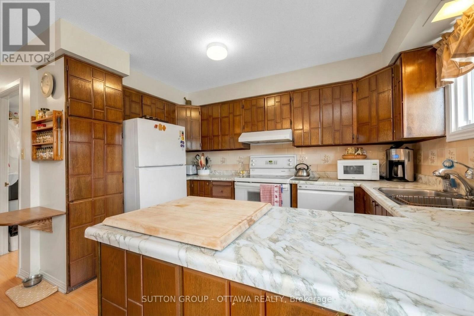 












1112 ST PIERRE STREET

,
Ottawa,




Ontario
K1C1L5

