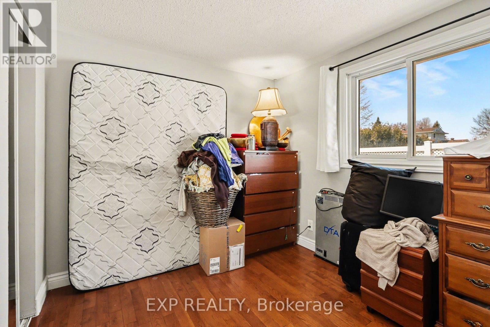 












2 FOLKSTONE COURT

,
Ottawa,




Ontario
K1B4J9

