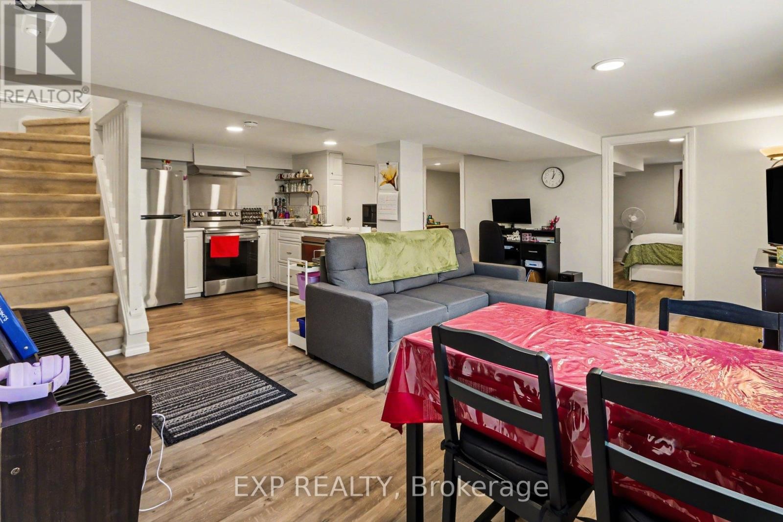












2 FOLKSTONE COURT

,
Ottawa,




Ontario
K1B4J9

