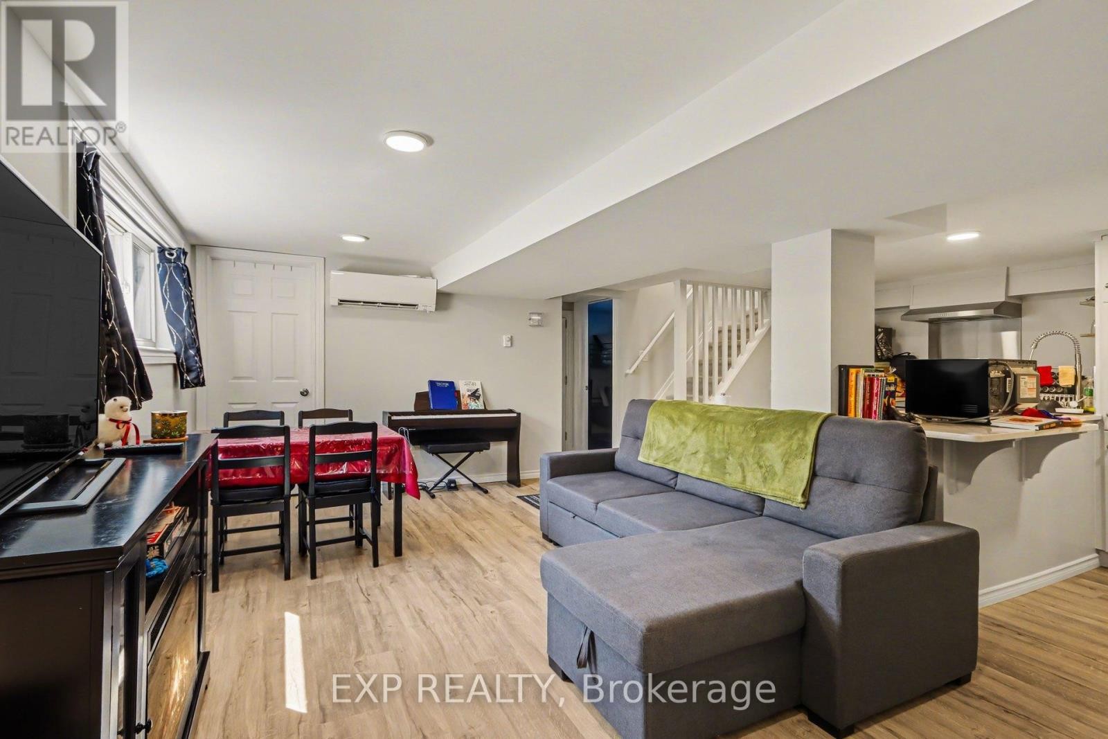 












2 FOLKSTONE COURT

,
Ottawa,




Ontario
K1B4J9

