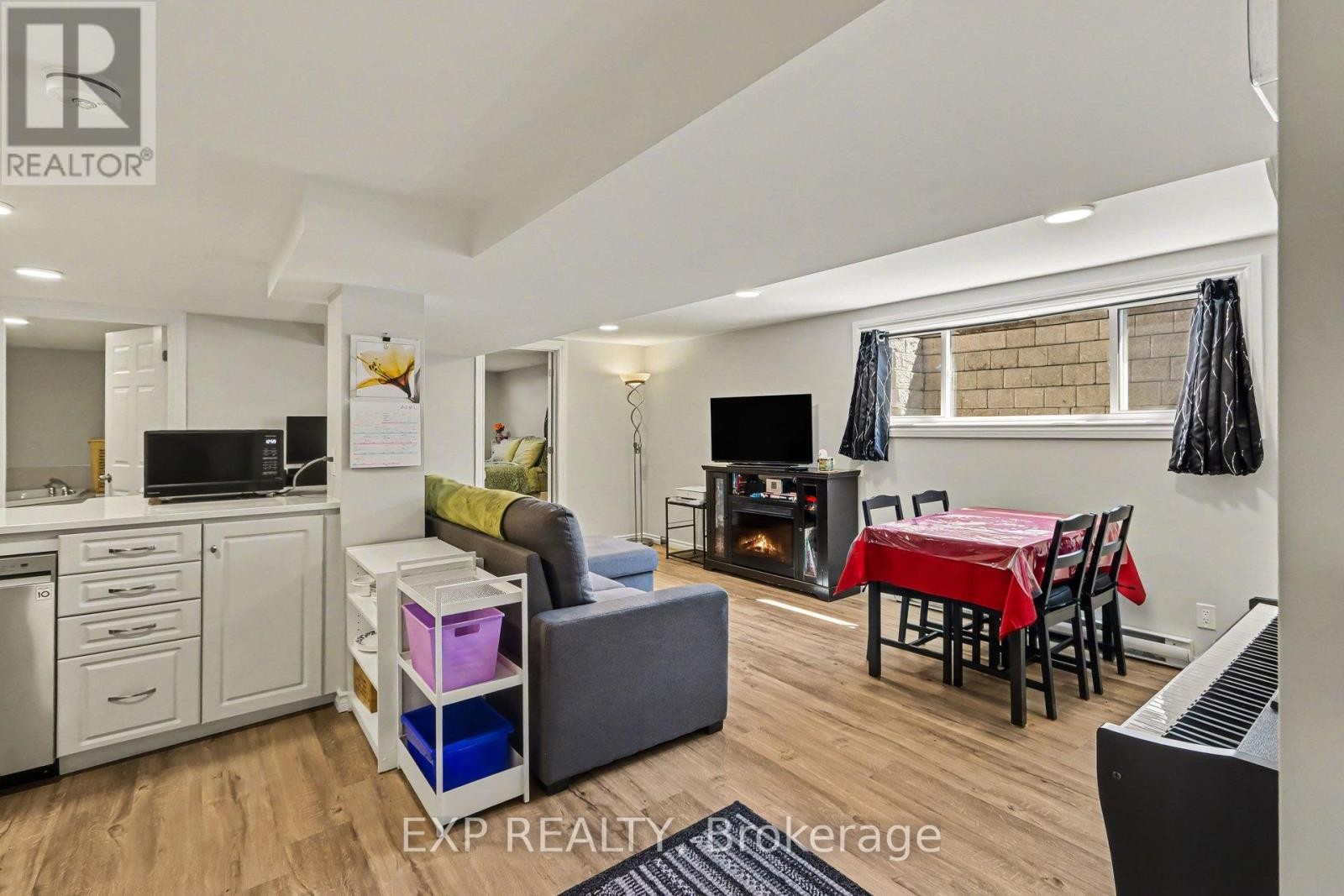 












2 FOLKSTONE COURT

,
Ottawa,




Ontario
K1B4J9

