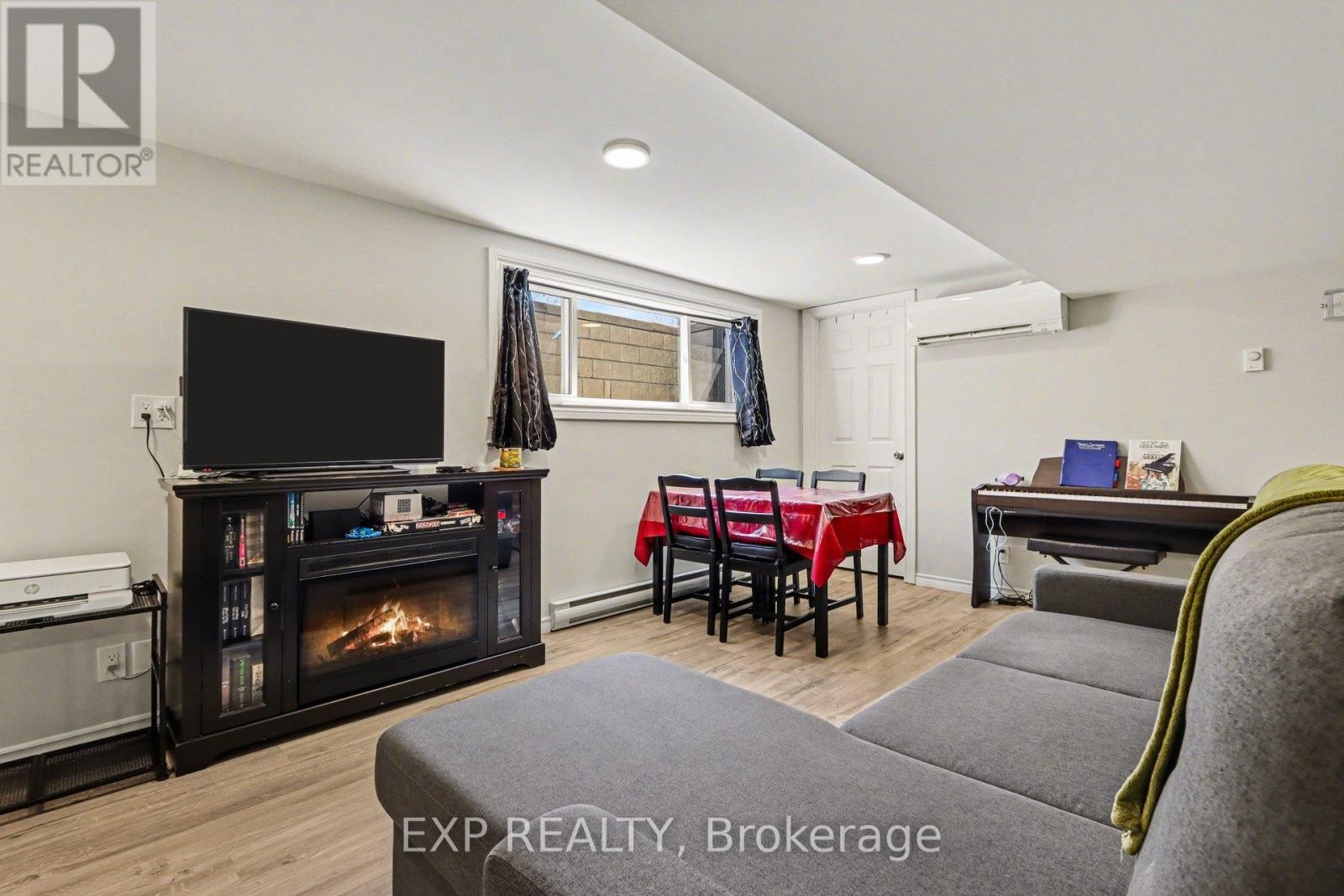 












2 FOLKSTONE COURT

,
Ottawa,




Ontario
K1B4J9

