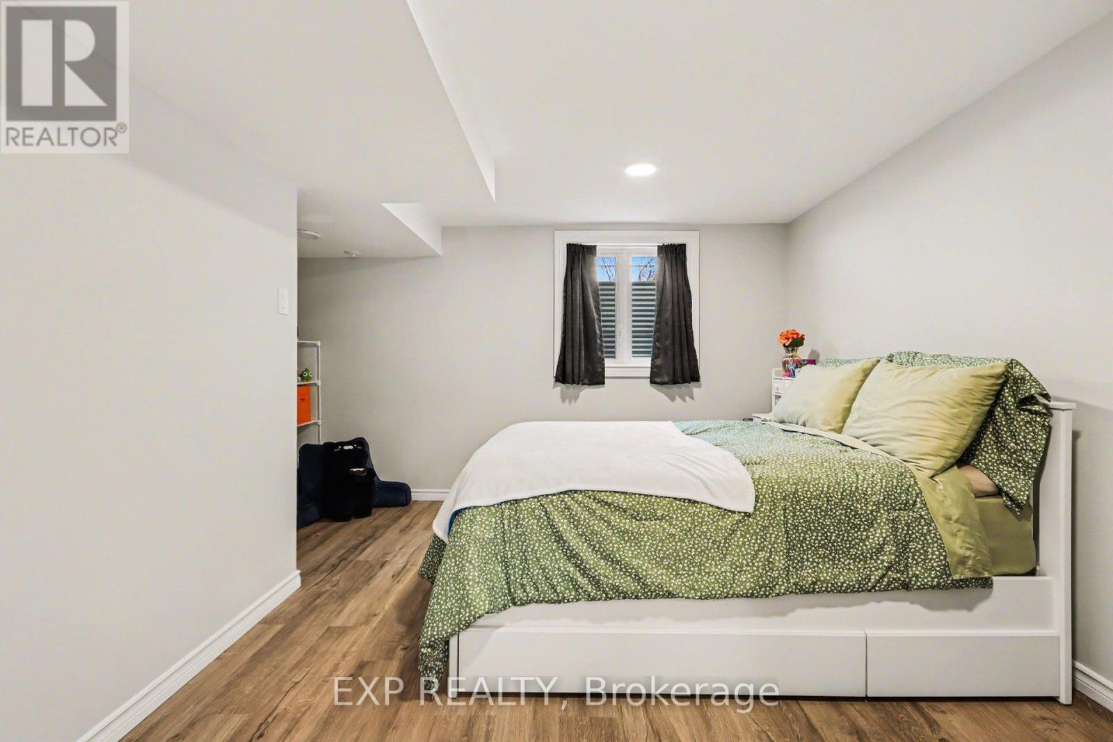 












2 FOLKSTONE COURT

,
Ottawa,




Ontario
K1B4J9

