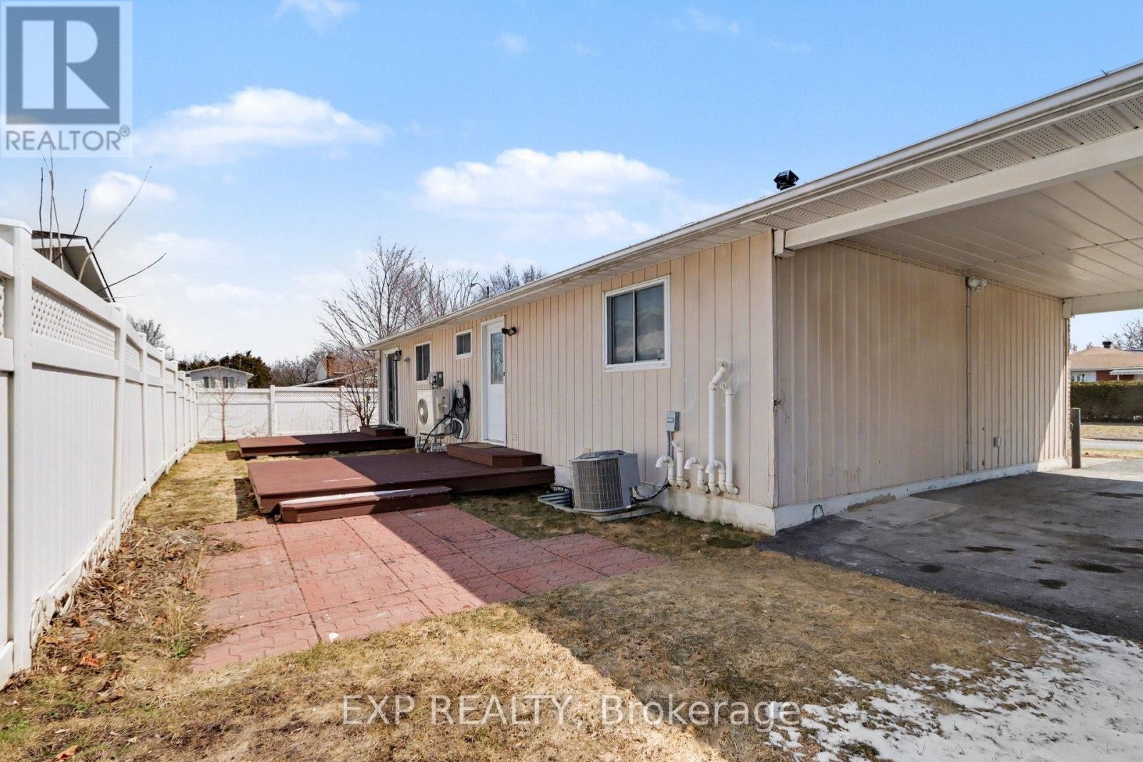 












2 FOLKSTONE COURT

,
Ottawa,




Ontario
K1B4J9

