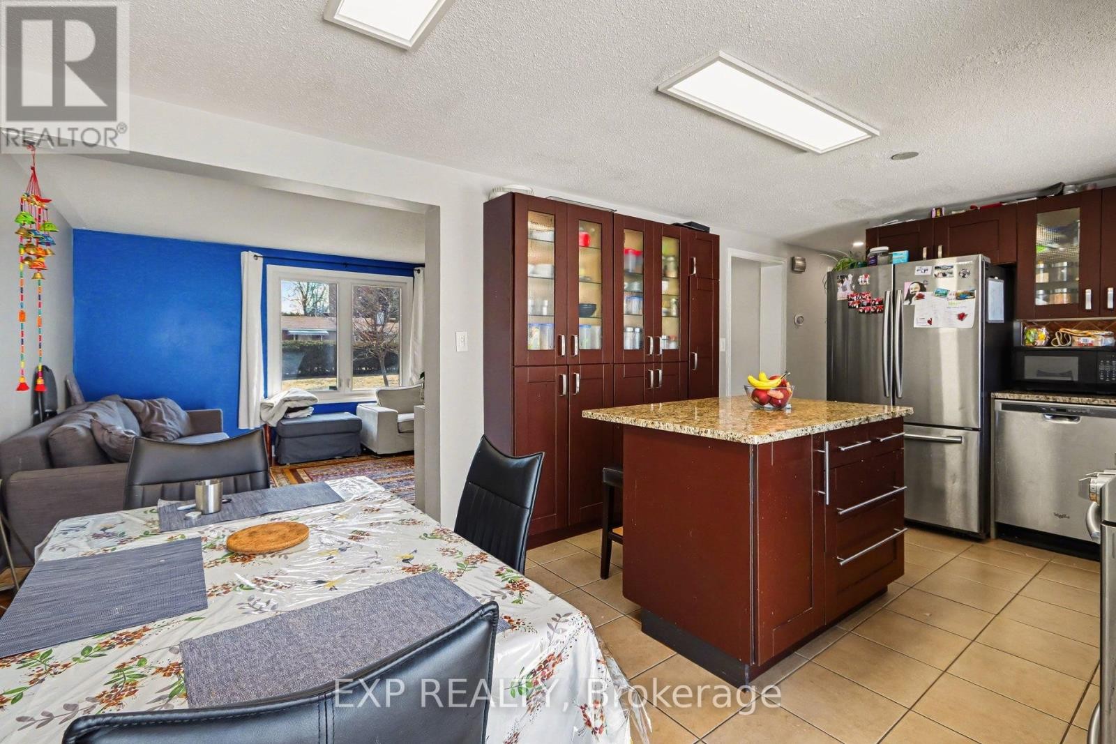 












2 FOLKSTONE COURT

,
Ottawa,




Ontario
K1B4J9

