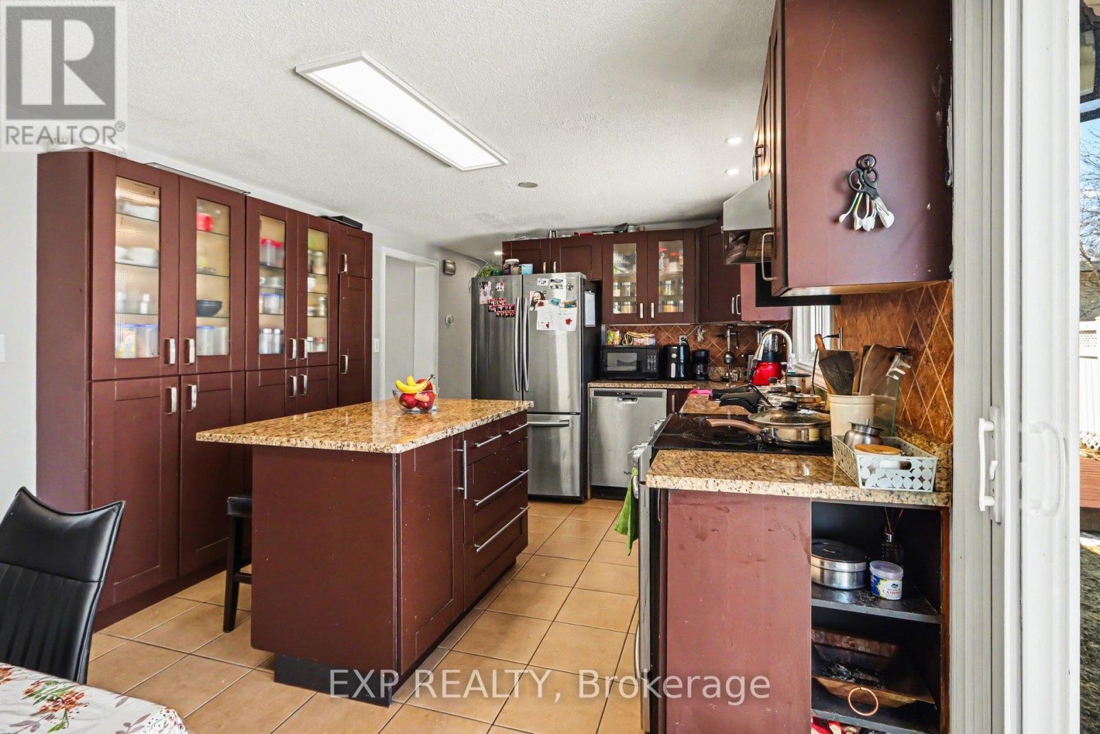 












2 FOLKSTONE COURT

,
Ottawa,




Ontario
K1B4J9

