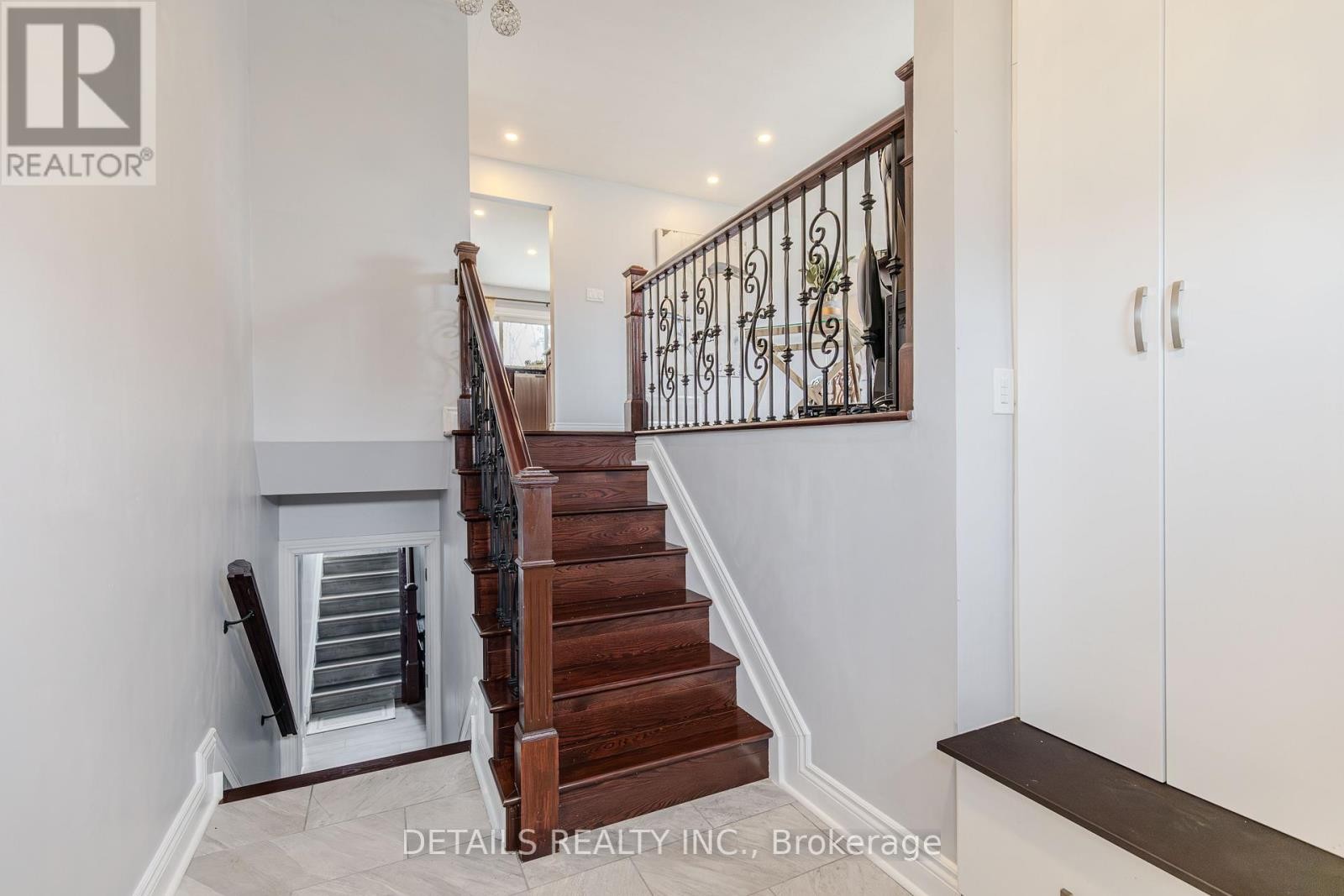 












7 KERRY CRESCENT

,
Ottawa,




Ontario
K2E5V7

