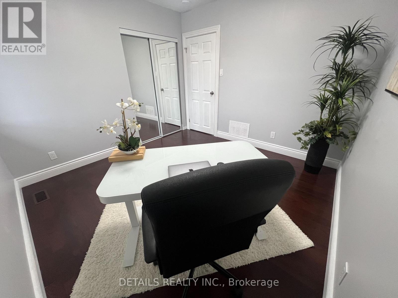 












7 KERRY CRESCENT

,
Ottawa,




Ontario
K2E5V7

