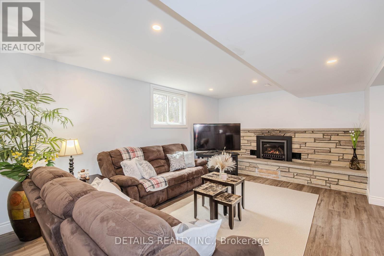 












7 KERRY CRESCENT

,
Ottawa,




Ontario
K2E5V7


