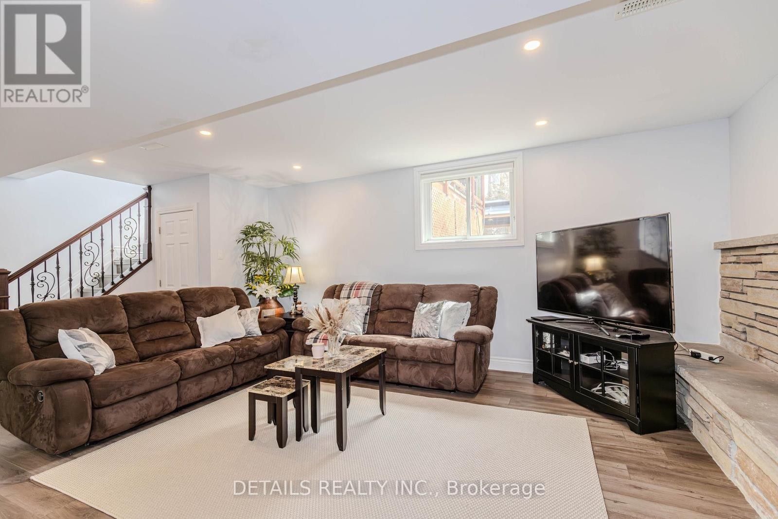 












7 KERRY CRESCENT

,
Ottawa,




Ontario
K2E5V7

