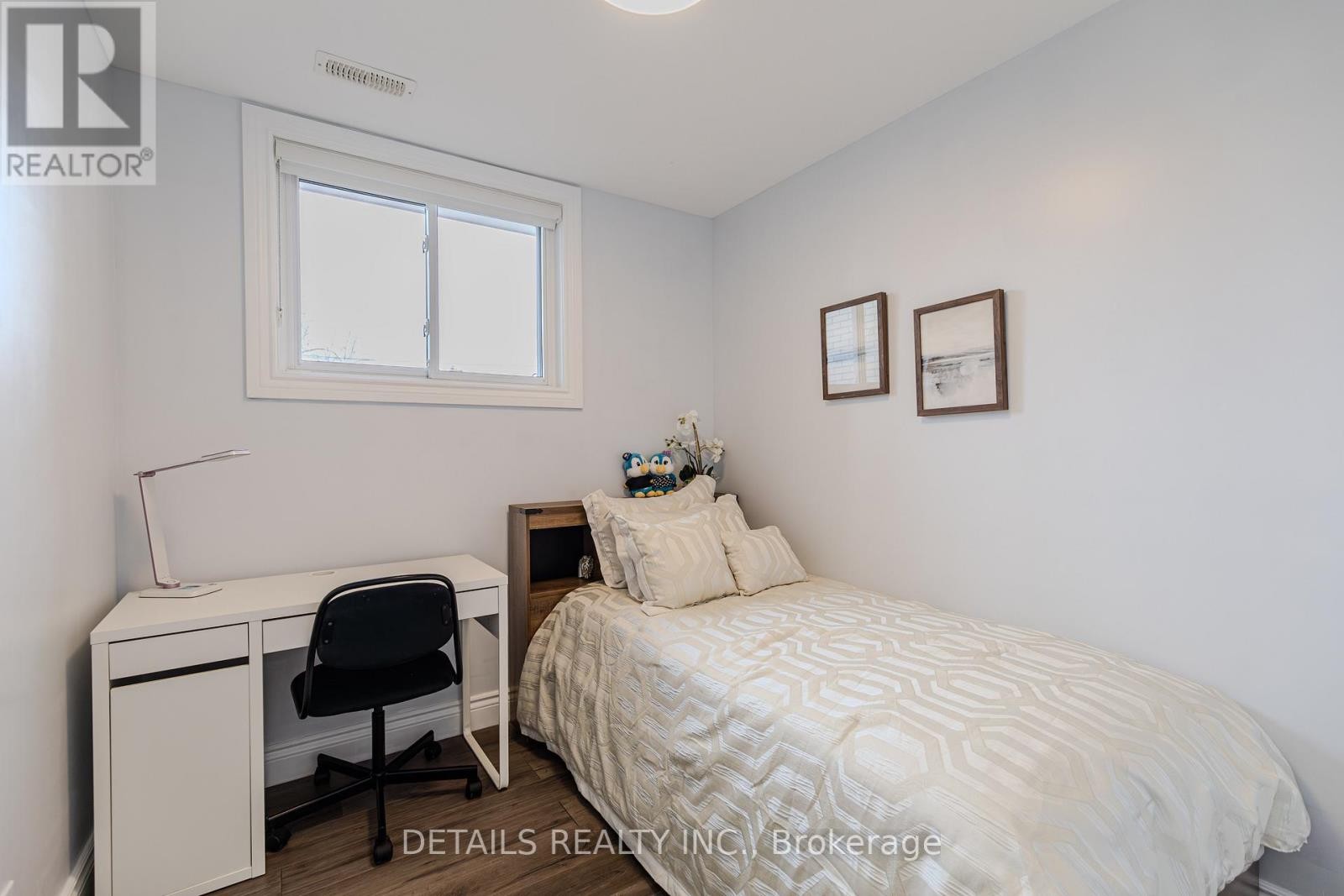












7 KERRY CRESCENT

,
Ottawa,




Ontario
K2E5V7

