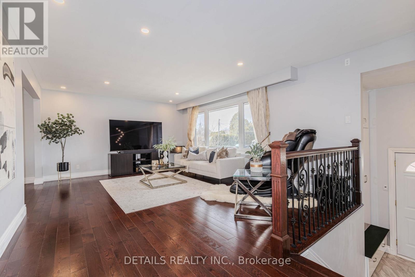 












7 KERRY CRESCENT

,
Ottawa,




Ontario
K2E5V7

