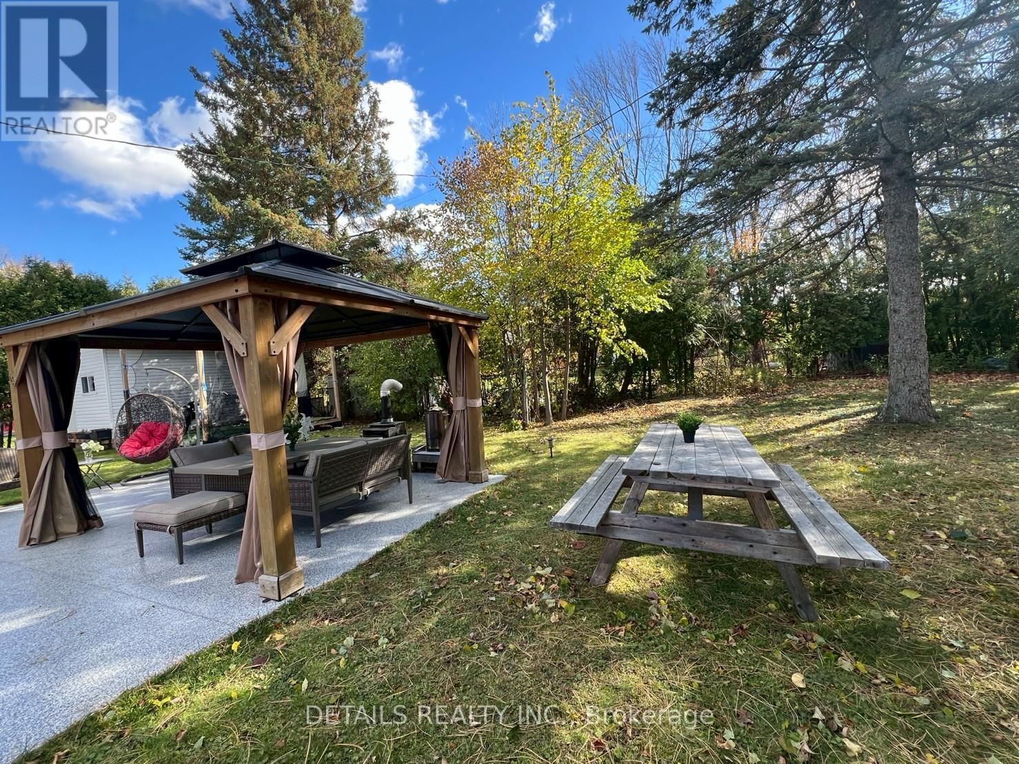 












7 KERRY CRESCENT

,
Ottawa,




Ontario
K2E5V7

