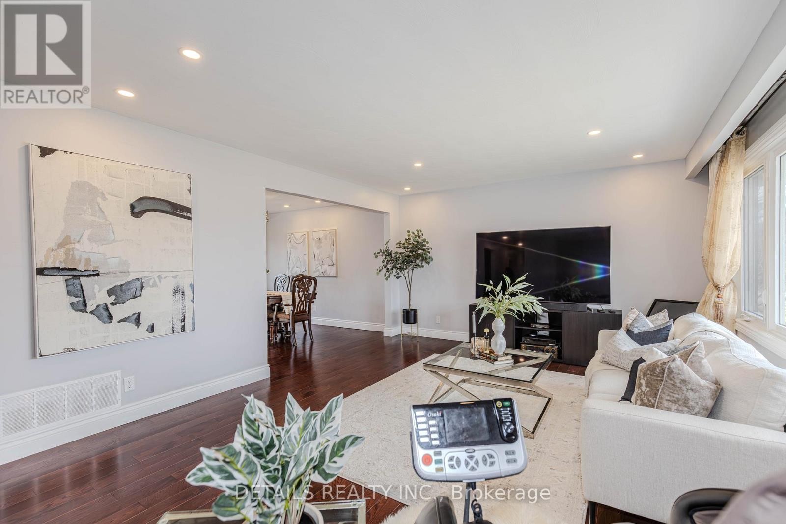 












7 KERRY CRESCENT

,
Ottawa,




Ontario
K2E5V7

