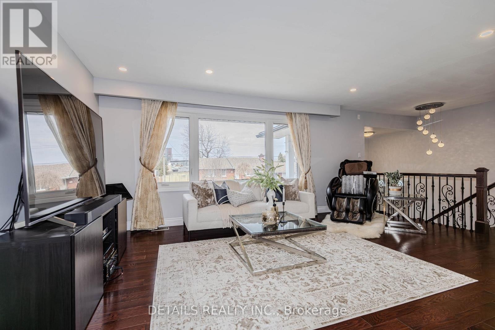 












7 KERRY CRESCENT

,
Ottawa,




Ontario
K2E5V7

