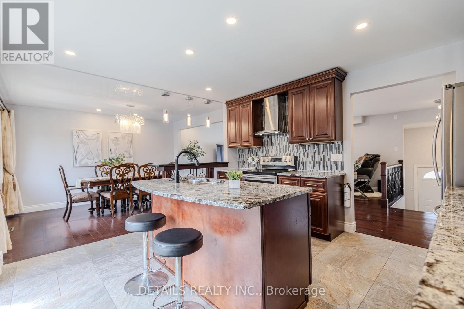 












7 KERRY CRESCENT

,
Ottawa,




Ontario
K2E5V7

