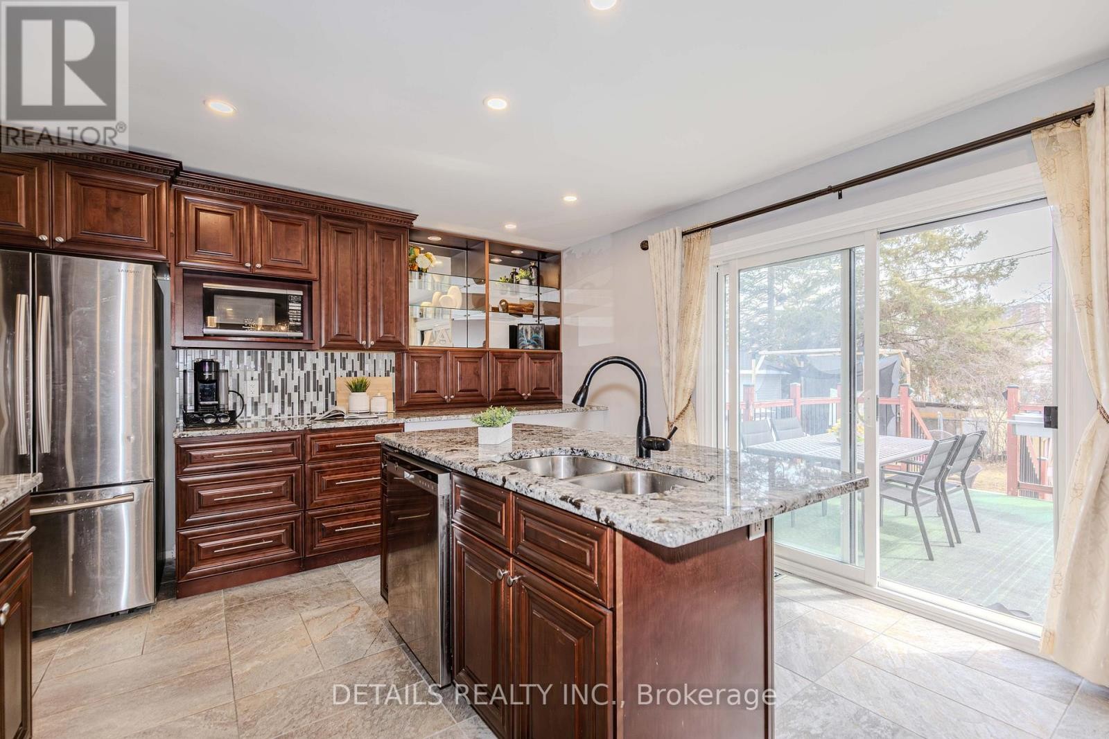 












7 KERRY CRESCENT

,
Ottawa,




Ontario
K2E5V7

