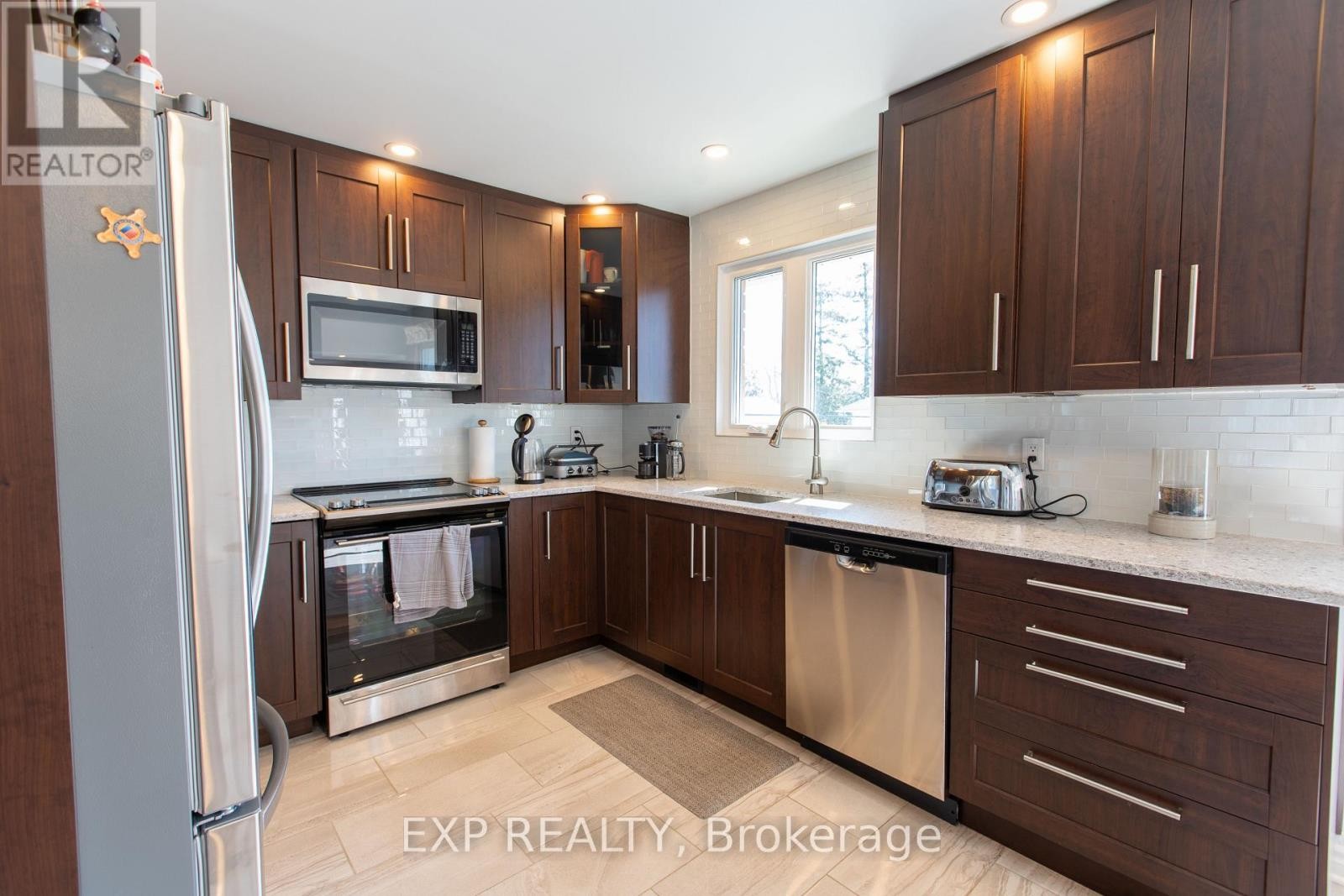












1534 ROSEBELLA AVENUE

,
Ottawa,




Ontario
K1T1E8

