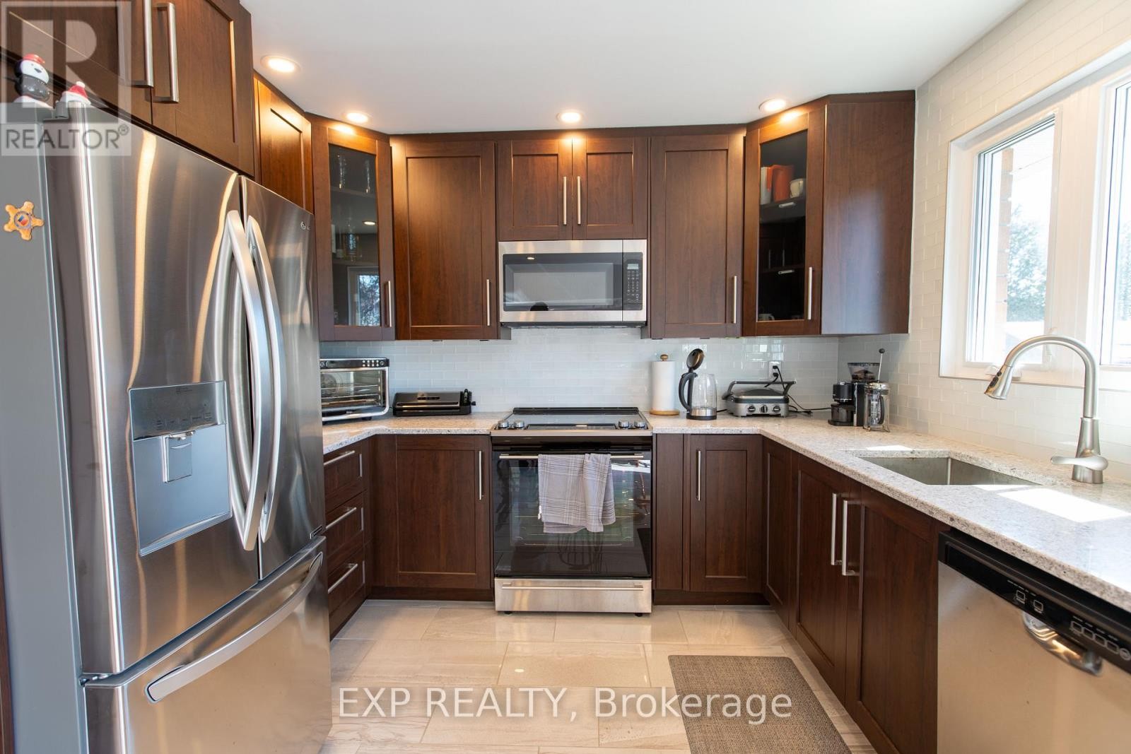 












1534 ROSEBELLA AVENUE

,
Ottawa,




Ontario
K1T1E8


