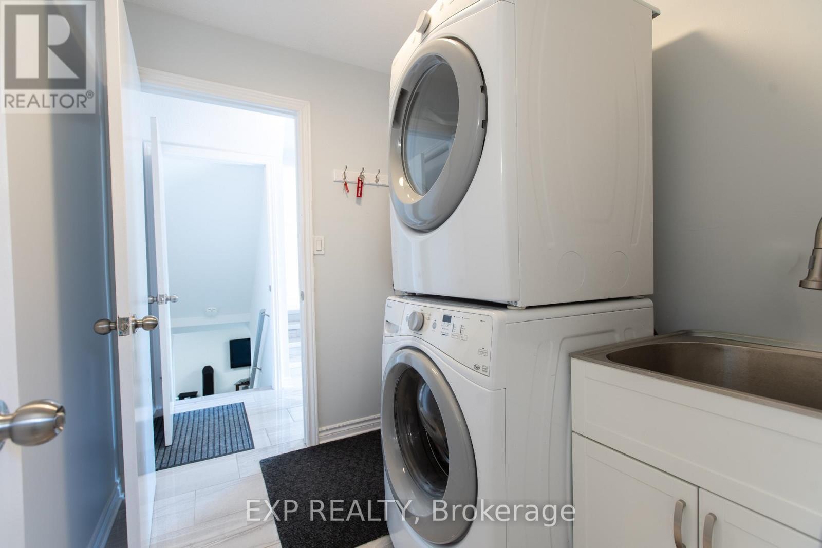 












1534 ROSEBELLA AVENUE

,
Ottawa,




Ontario
K1T1E8

