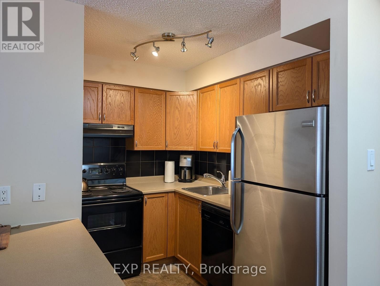 












209 - 225 ALVIN ROAD

,
Ottawa,




Ontario
K1K4H6

