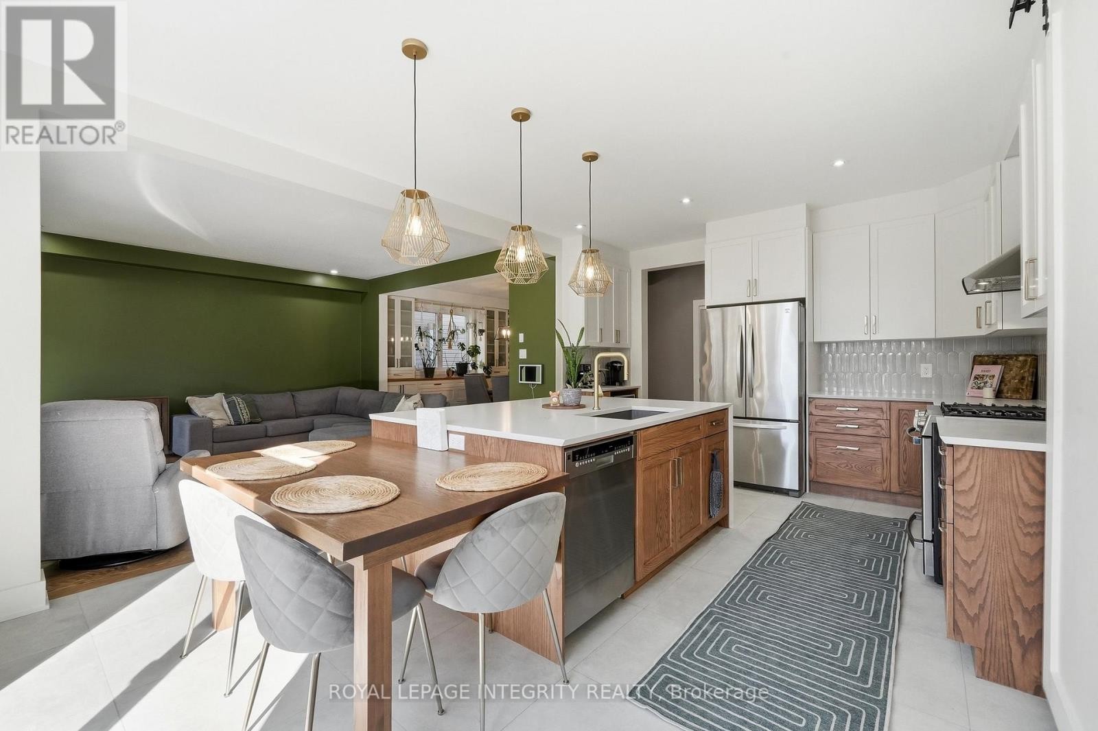 












525 YELLOW BIRCH STREET

,
Ottawa,




Ontario
K1W0J3

