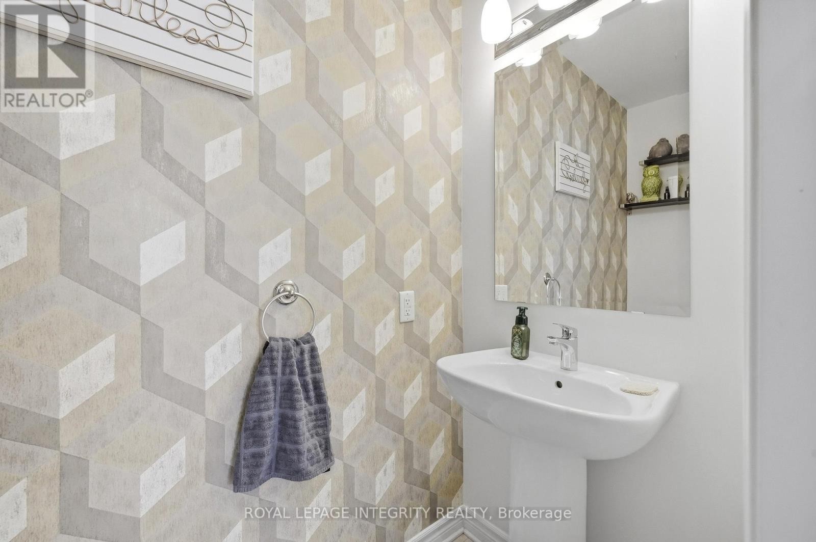 












525 YELLOW BIRCH STREET

,
Ottawa,




Ontario
K1W0J3

