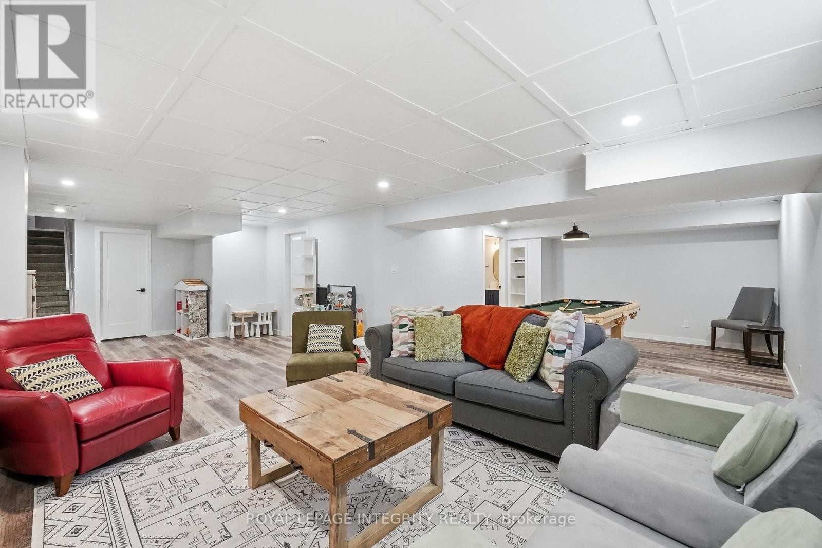 












525 YELLOW BIRCH STREET

,
Ottawa,




Ontario
K1W0J3

