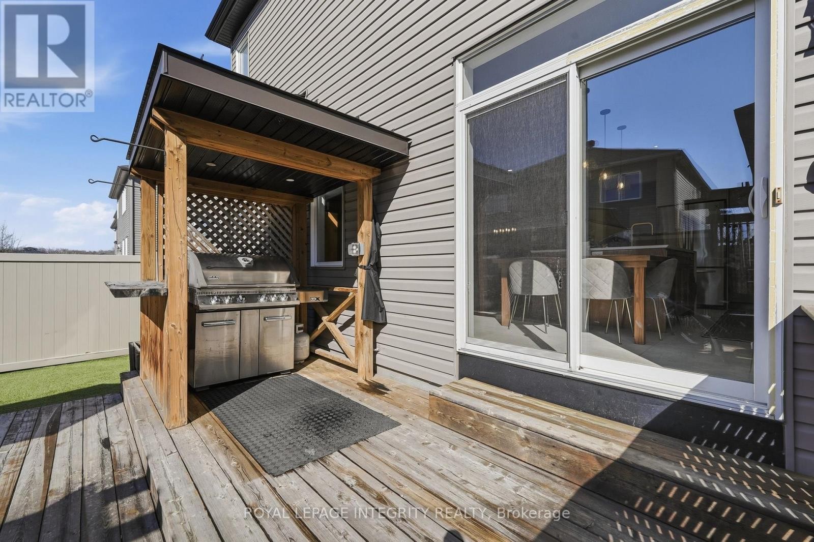 












525 YELLOW BIRCH STREET

,
Ottawa,




Ontario
K1W0J3

