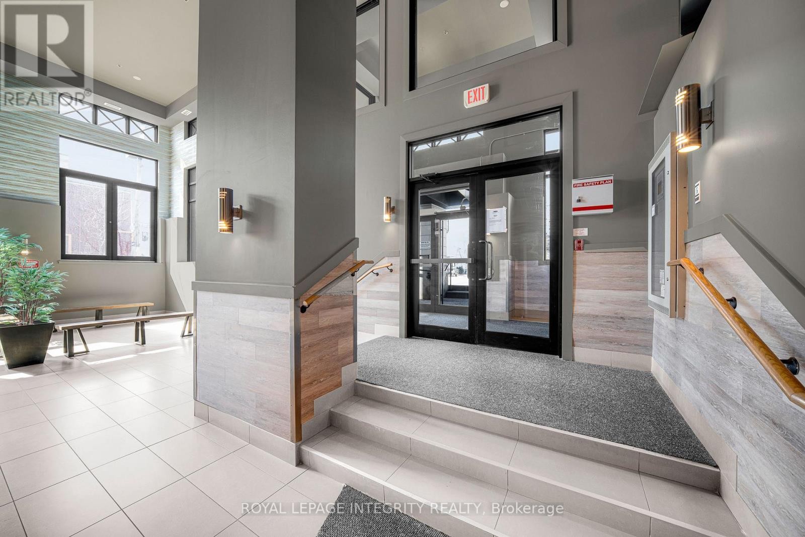 












320 - 429 KENT STREET

,
Ottawa,




Ontario
K2P1B5

