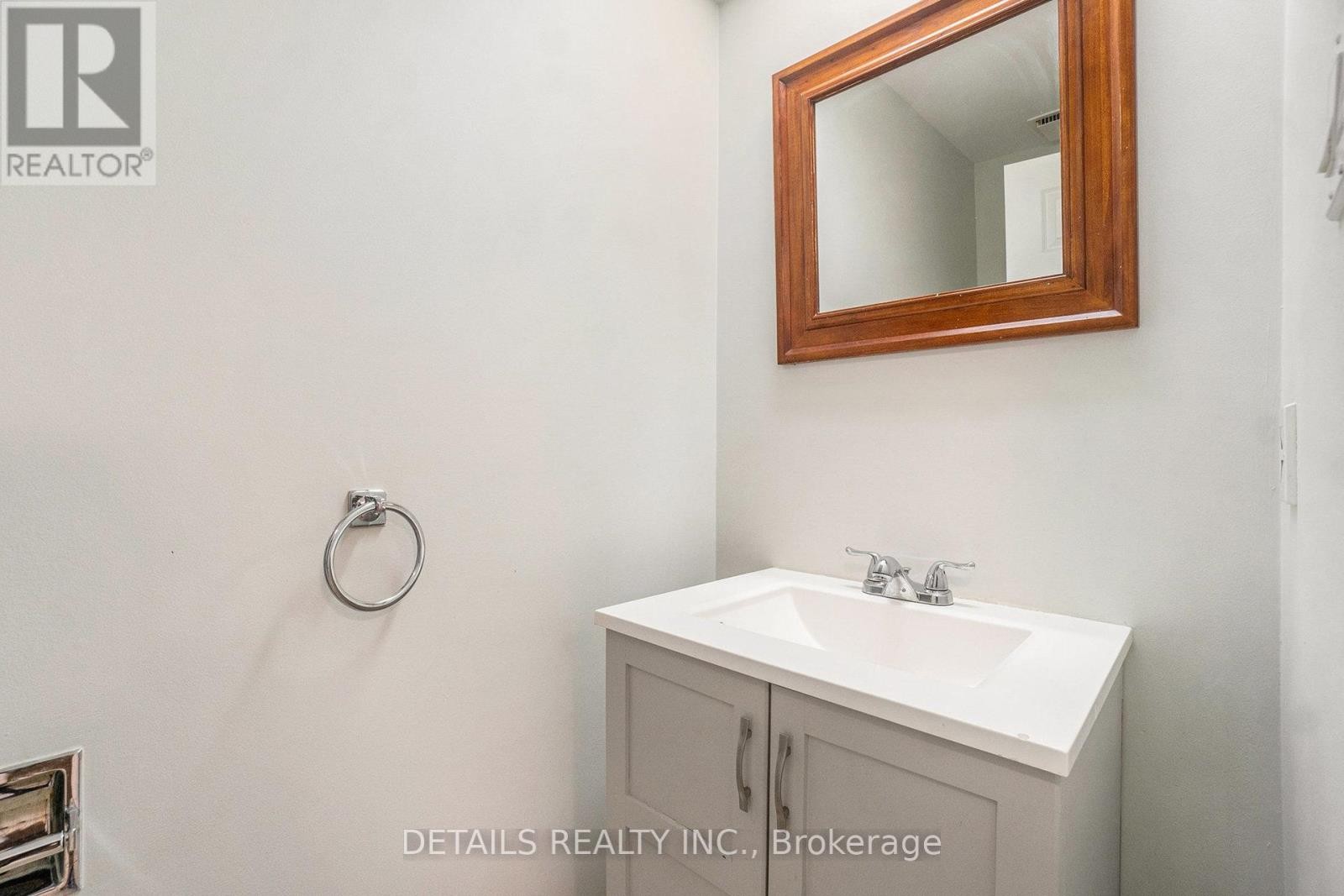 












144D VALLEY STREAM DRIVE

,
Ottawa,




Ontario
K2H9C6

