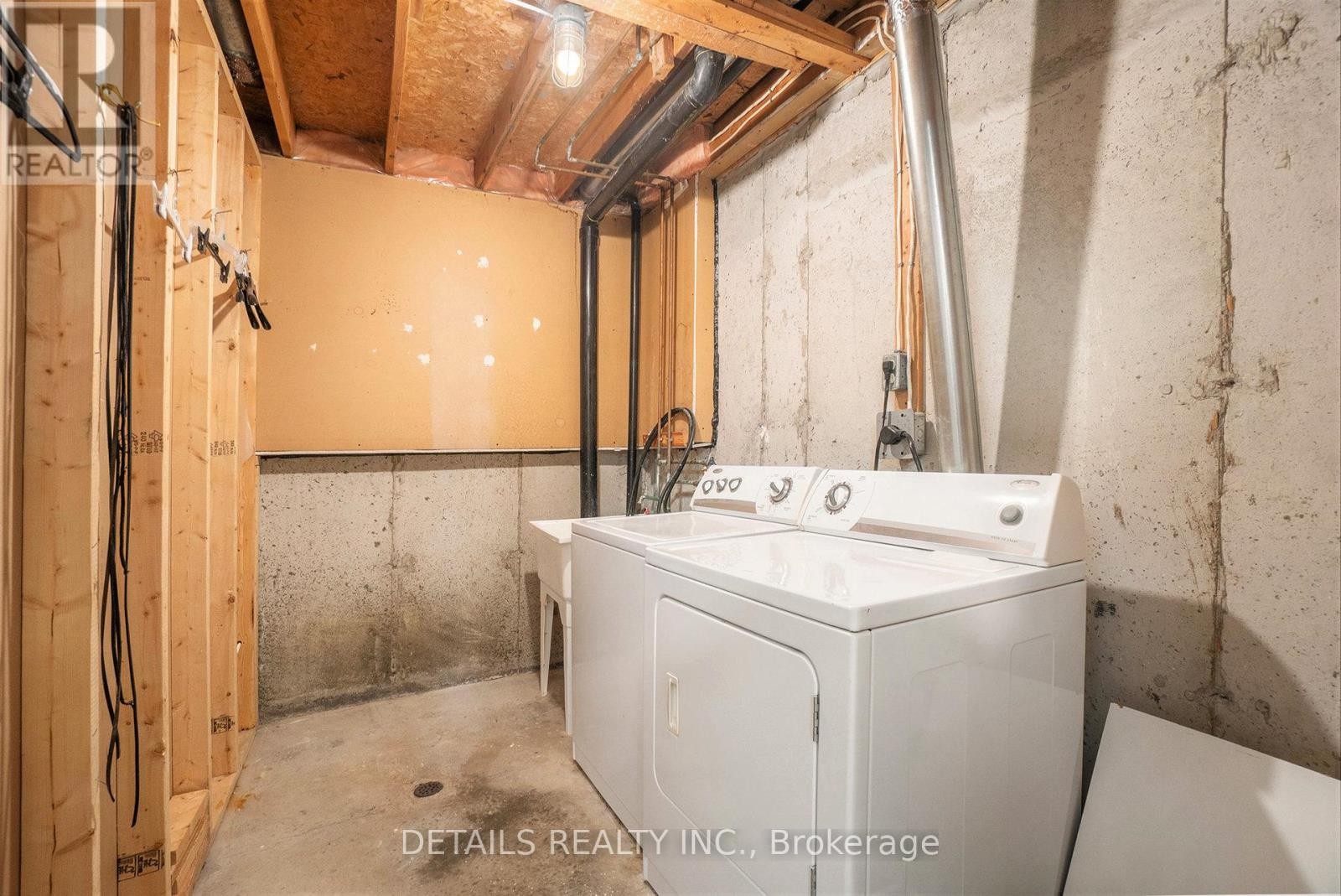 












144D VALLEY STREAM DRIVE

,
Ottawa,




Ontario
K2H9C6

